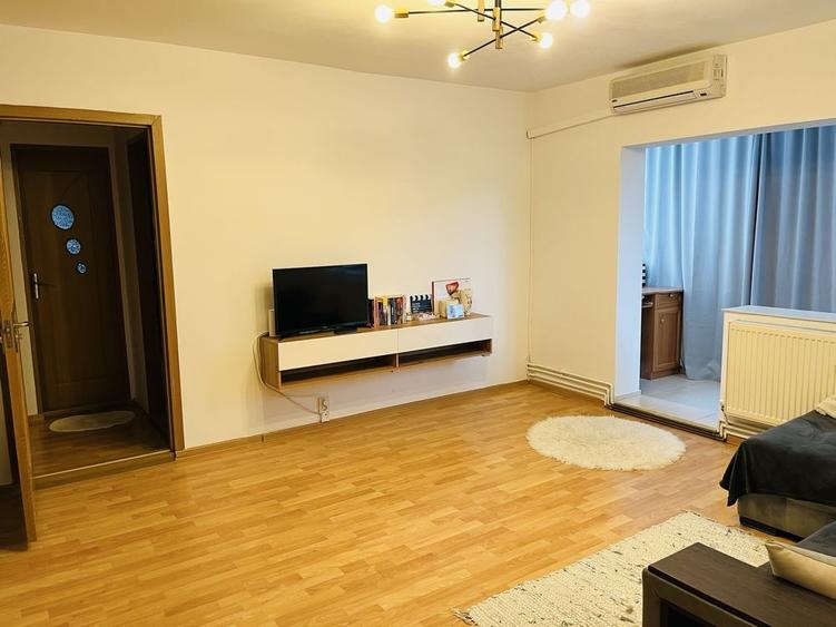 Apartament cu 2 camere semidecomandat, mobilat în Aradului