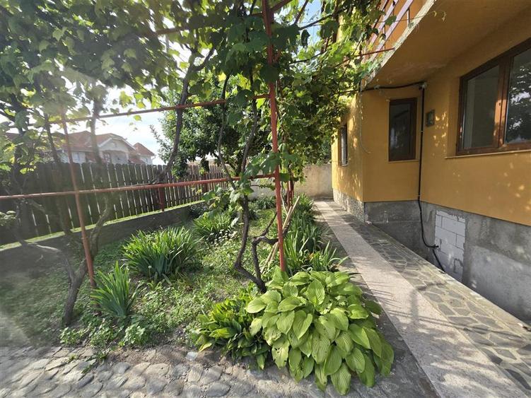 Casă individuală cu 6 camere cu Canalizare în Voila