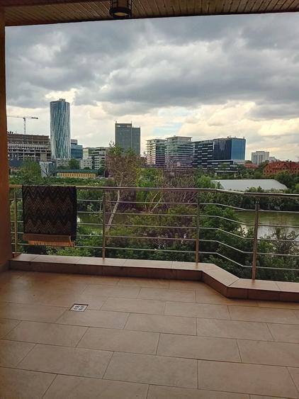 Apartament cu 4 camere semidecomandat în Floreasca