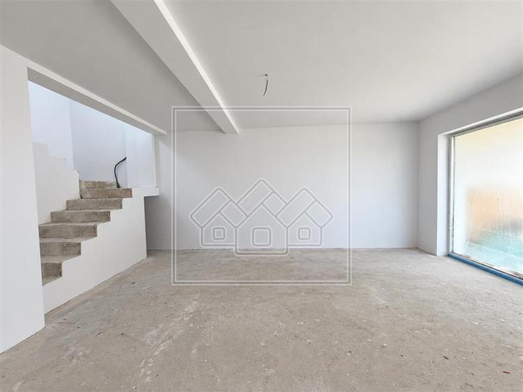 Duplex cu 5 camere cu Canalizare în Șura Mică
