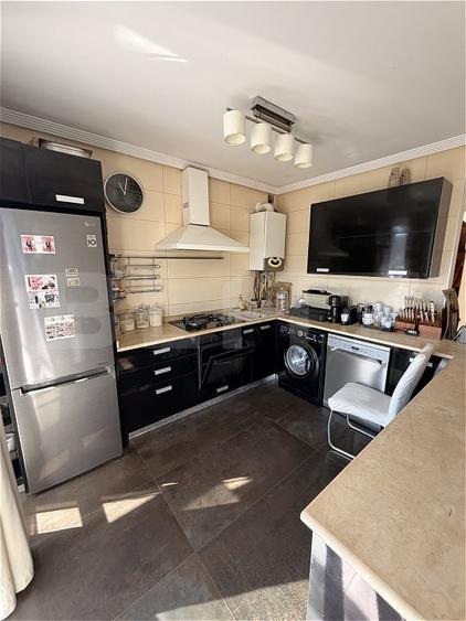 Apartament cu 3 camere semidecomandat, mobilat în Florești