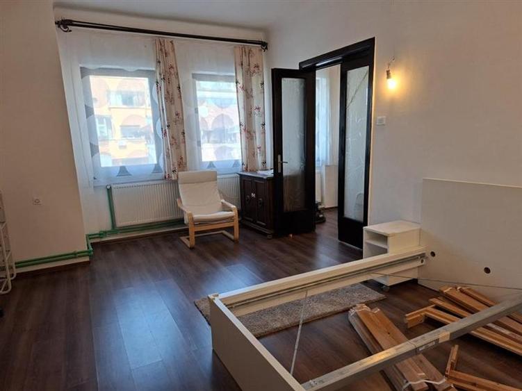 Apartament cu 3 camere semidecomandat, mobilat în Ștefan cel Mare