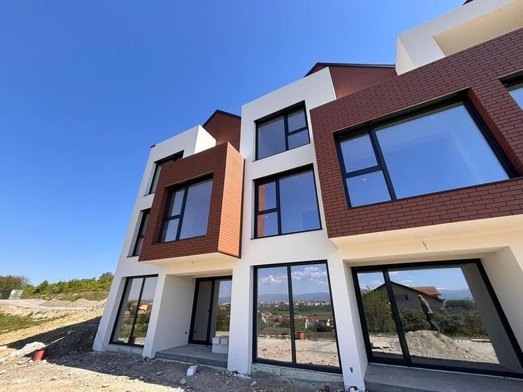 Duplex cu 4 camere cu Canalizare în Gușterița