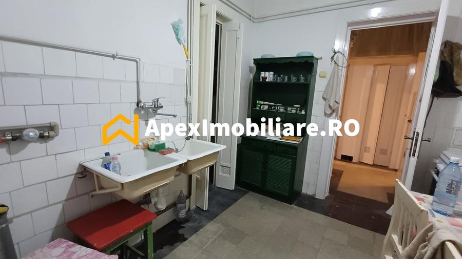 Apartament cu 4 camere circular, mobilat în Gara de Nord