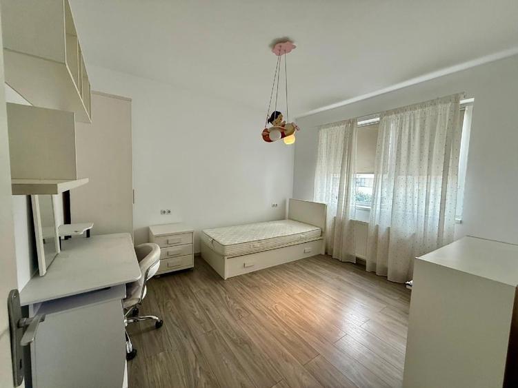 Apartament cu 3 camere semidecomandat, mobilat în Florești