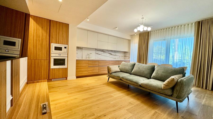 Apartament cu 3 camere semidecomandat în P-ta Presei Libere