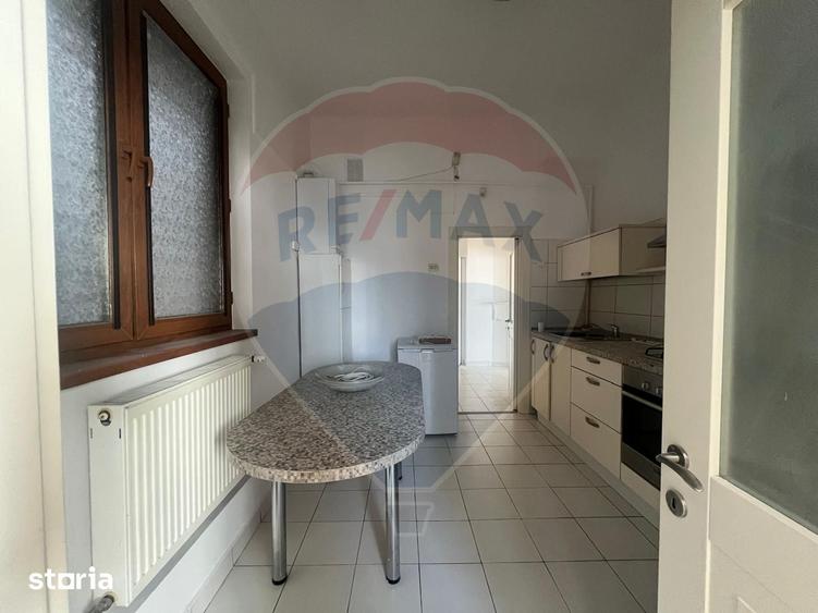 Apartament cu 6 camere în Romană