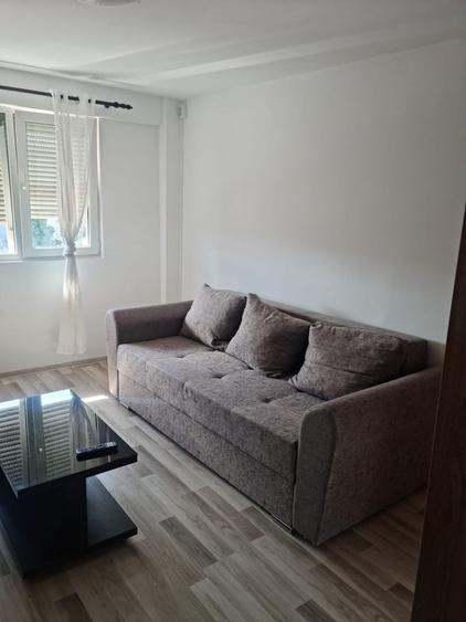 Apartament cu 2 camere semidecomandat, mobilat în P-ța Victoriei