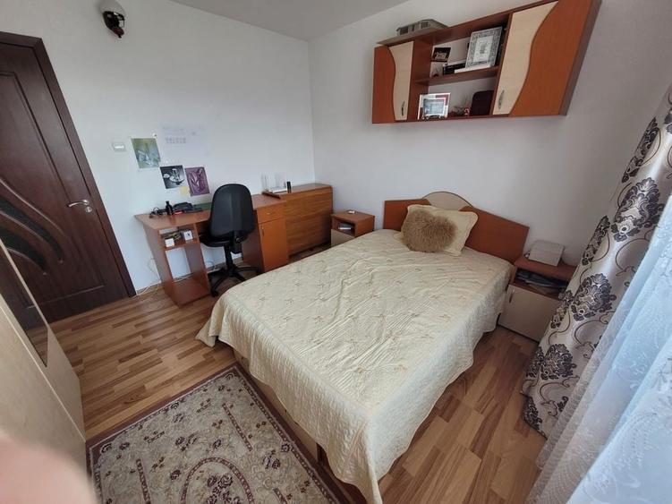 Apartament cu 3 camere decomandat în Berca