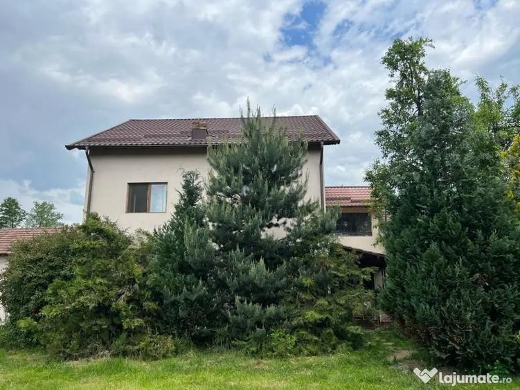 Casă cu 6 camere în Vulcana-Pandele
