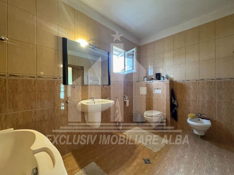 Casă individuală cu 8 camere cu Canalizare în Cetate
