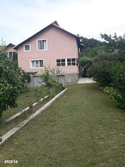 Casă cu 5 camere cu Teren 2500 Mp în Cătina
