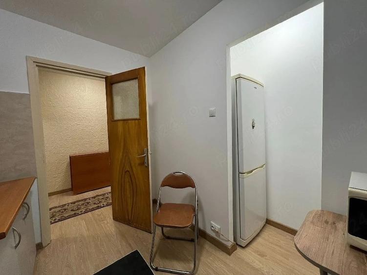 Apartament cu 3 camere semidecomandat în Berceni