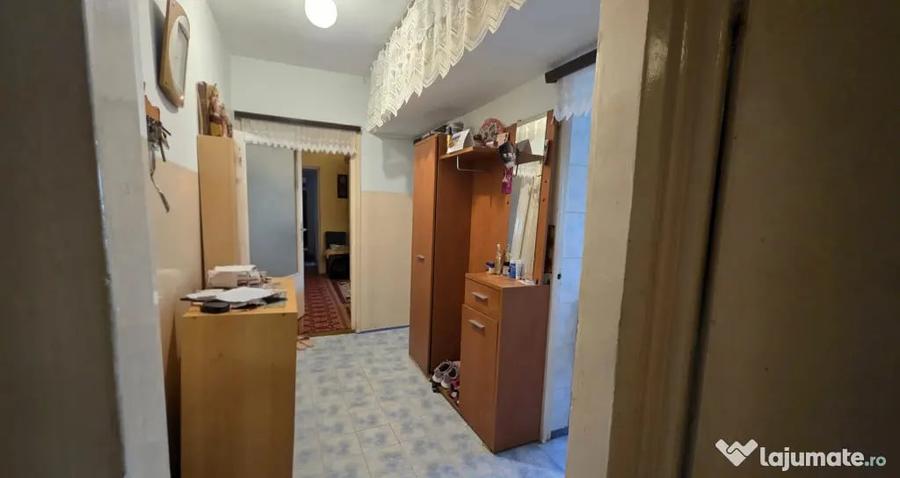 Apartament cu 4 camere semidecomandat în Dacia