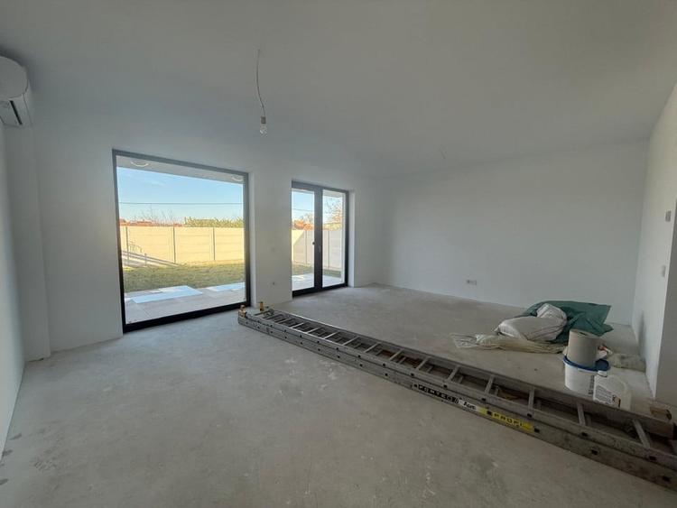 Duplex cu 4 camere cu Canalizare în Nufărul