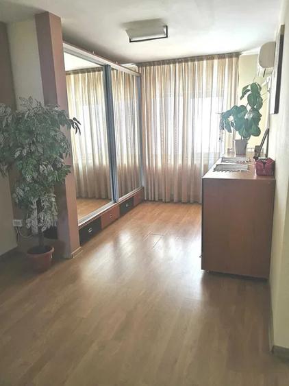 Apartament cu 4 camere decomandat, mobilat în Central