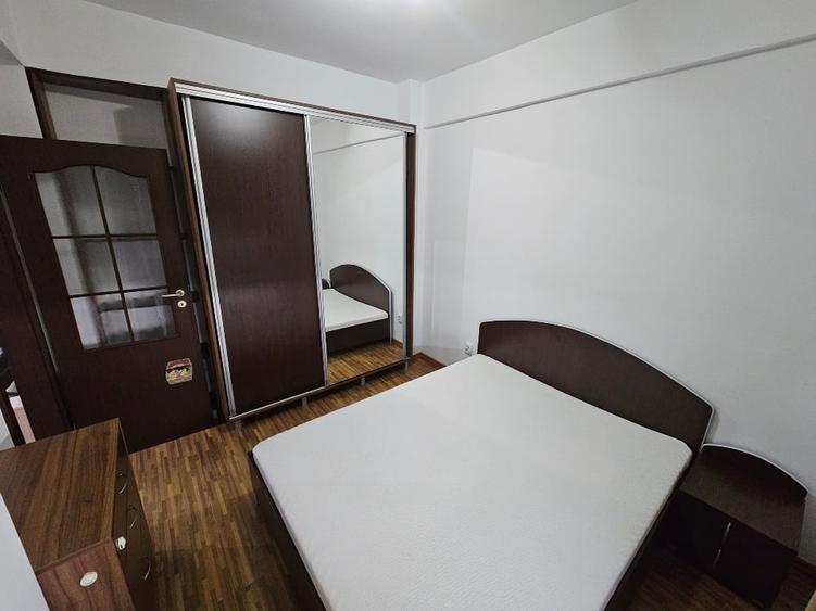 Apartament cu 3 camere semidecomandat, mobilat în Central