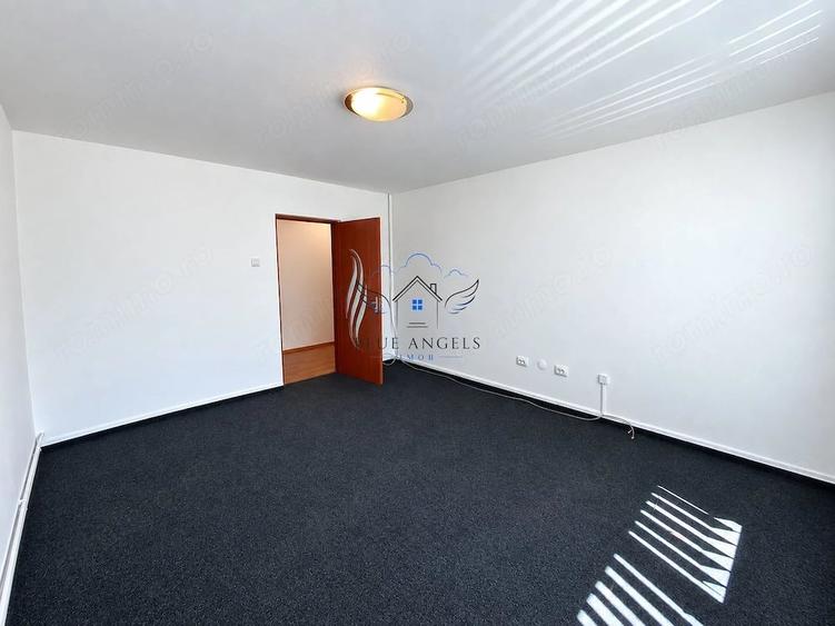 Apartament cu 4 camere semidecomandat în Calea București