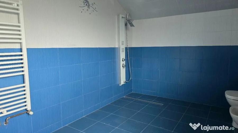 Casă cu 8 camere cu Teren 830 Mp în Brănișca