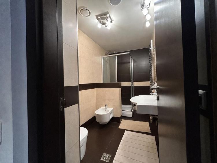 Apartament cu 4 camere semidecomandat, mobilat în Iancu Nicolae
