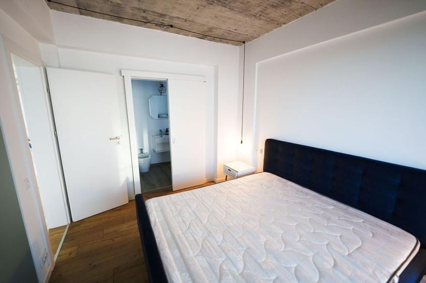 Apartament cu 3 camere semidecomandat, mobilat în Craiovița Nouă