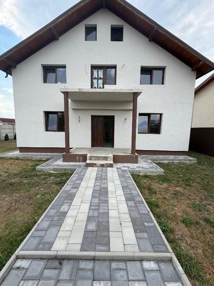 Casă individuală cu 5 camere cu Canalizare în Tărlungeni