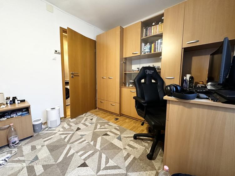 Apartament cu 3 camere semidecomandat, mobilat în Dâmbovița