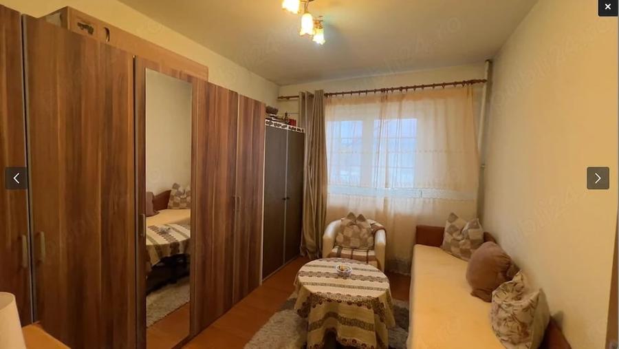 Apartament cu 3 camere decomandat în Petros