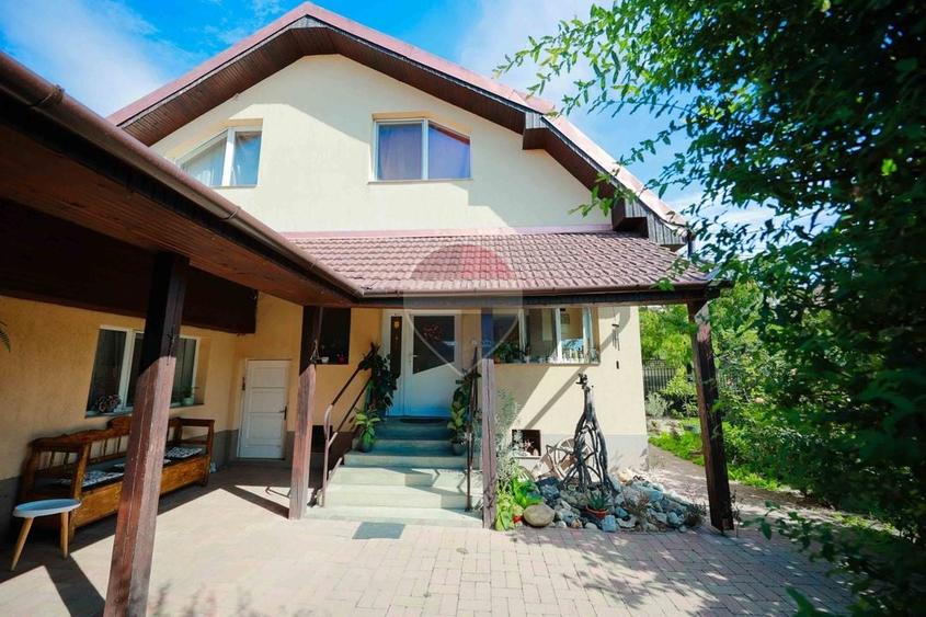 Casă individuală cu 7 camere cu Teren 771 Mp în Sântandrei