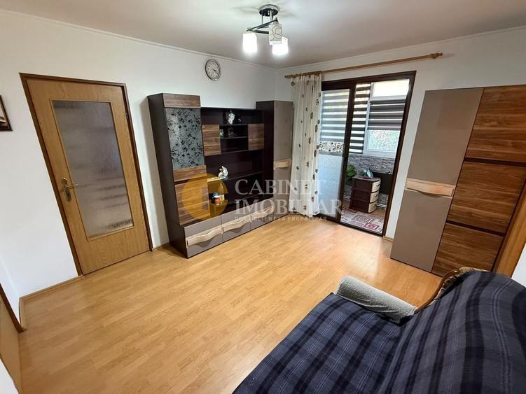 Apartament cu 3 camere semidecomandat, mobilat în Podu Roș