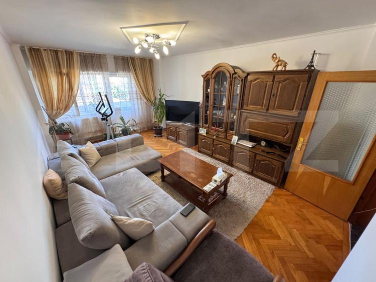 Apartament cu 3 camere decomandat în Micro 11