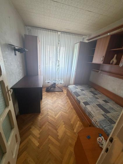 Apartament cu 3 camere semidecomandat, mobilat în Craiovița Nouă