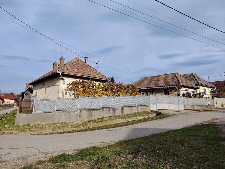 Casă cu 2 camere cu Teren 1300 Mp în Central