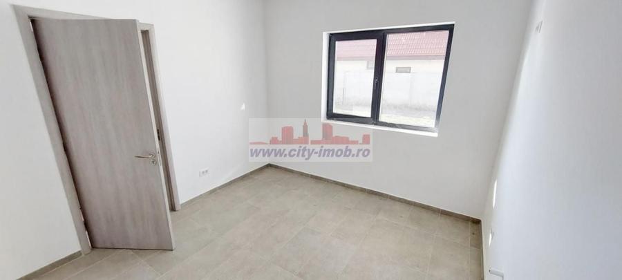 Casă individuală cu 4 camere decomandat cu Canalizare în Ostratu