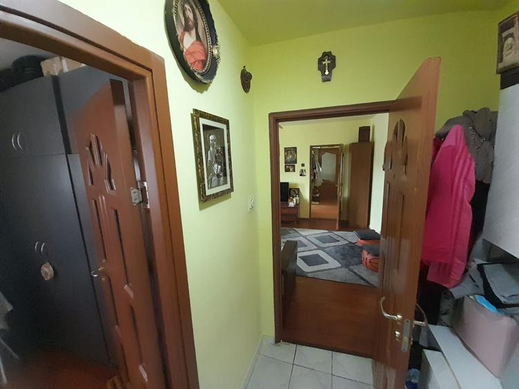 Apartament cu 3 camere semidecomandat, mobilat în Independenței