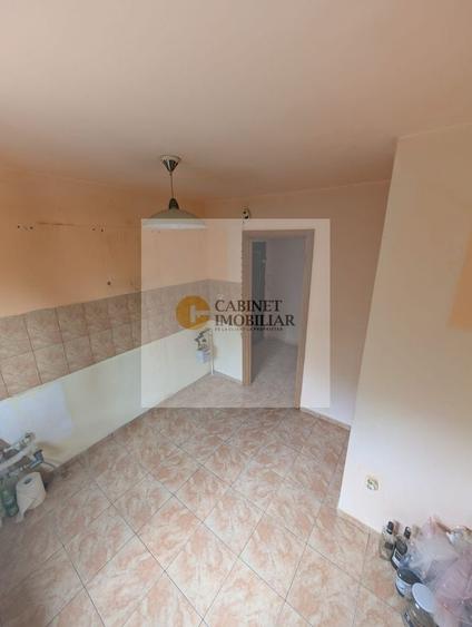 Apartament cu 3 camere semidecomandat în Gorjului