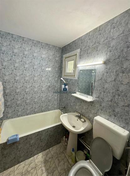 Apartament cu 3 camere semidecomandat în Berceni