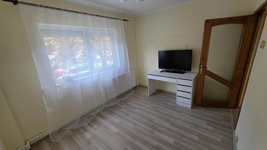 Apartament cu 4 camere decomandat în Casa de Cultură