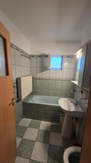 Apartament cu 3 camere semidecomandat, mobilat în Micro 16