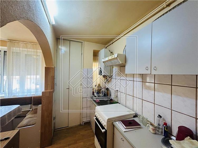 Apartament cu 3 camere semidecomandat în Cedonia