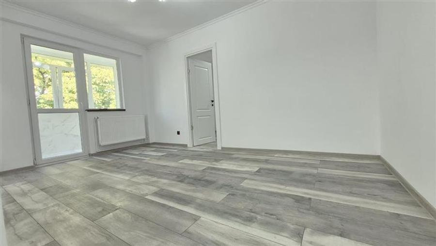 Apartament cu 3 camere semidecomandat în Tătărași