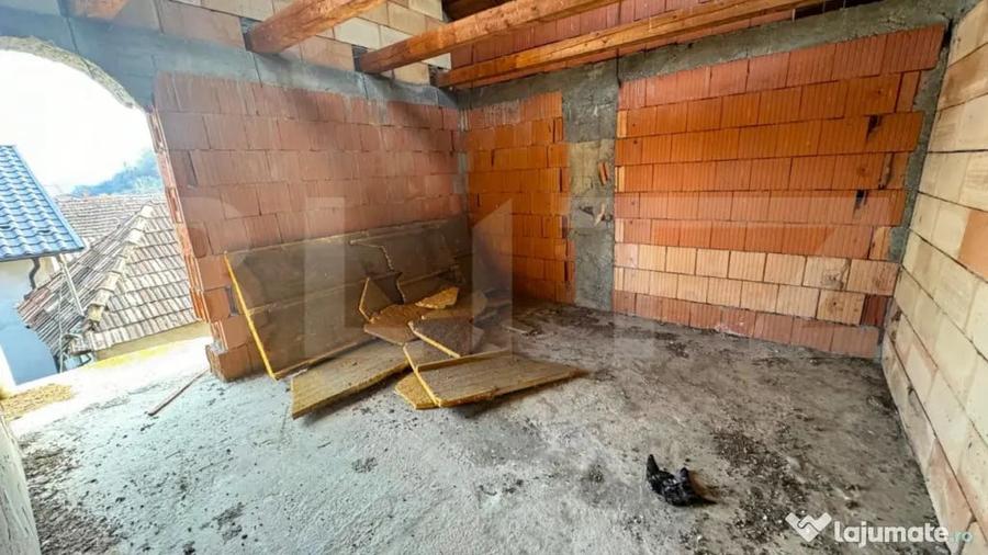 Casă cu 5 camere cu Teren 1900 Mp în Arcalia
