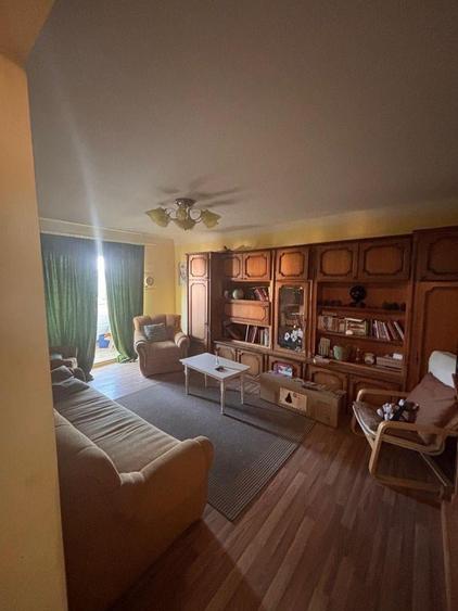 Apartament cu 5 camere decomandat, mobilat în Sărari