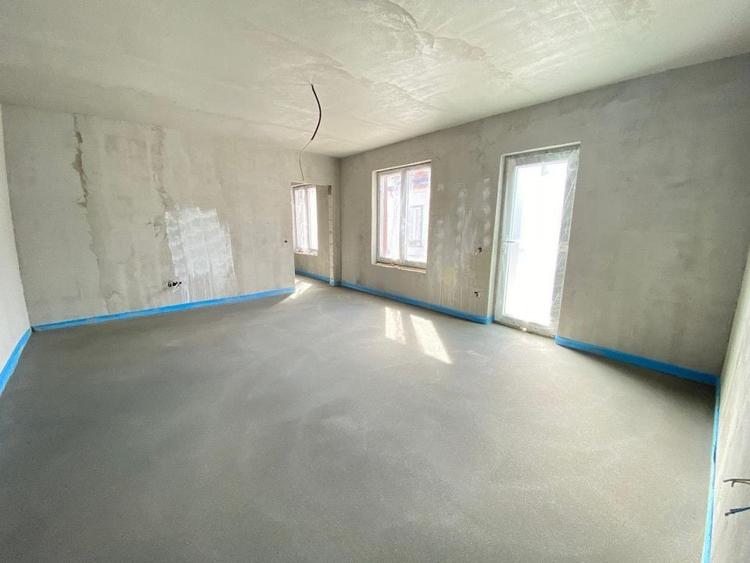 Apartament cu 3 camere semidecomandat în Turnișor
