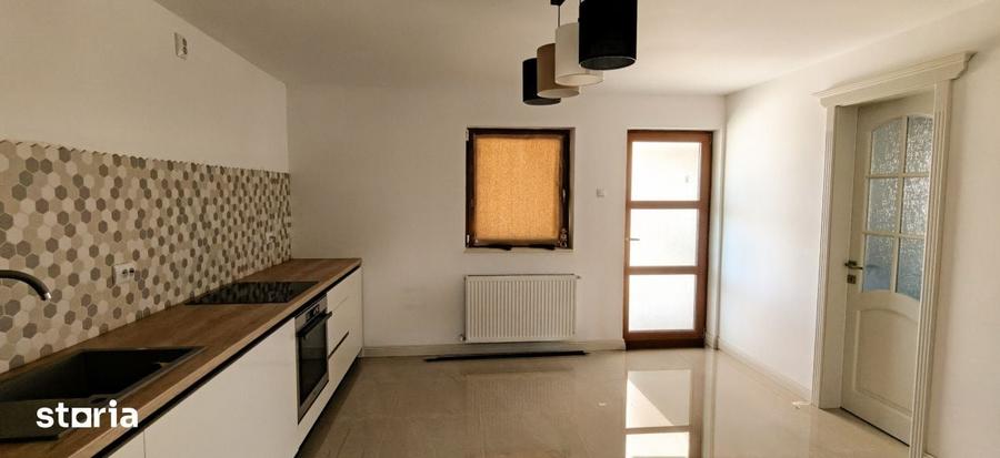 Casă cu 9 camere cu Teren 1800 Mp în Apahida