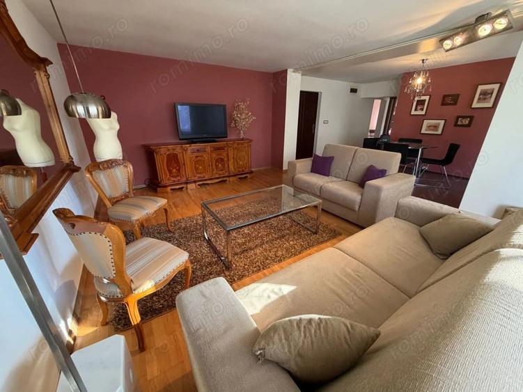 Apartament cu 3 camere semidecomandat în Girocului