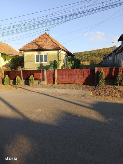 Casă cu 2 camere cu Teren 2530 Mp în Ernei