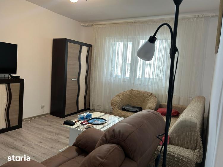 Apartament cu 3 camere decomandat în Hărmanului
