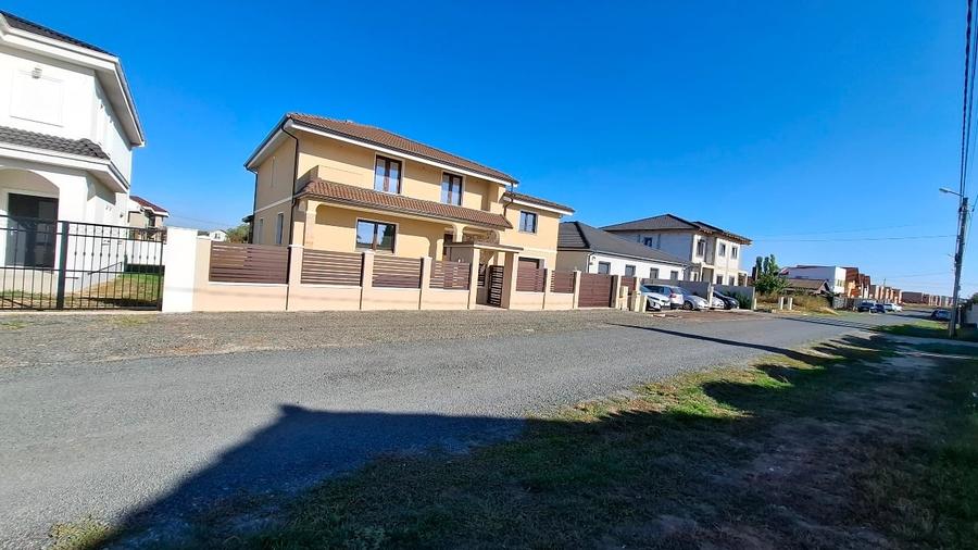 Casă individuală cu 6 camere cu Canalizare în Ghiroda