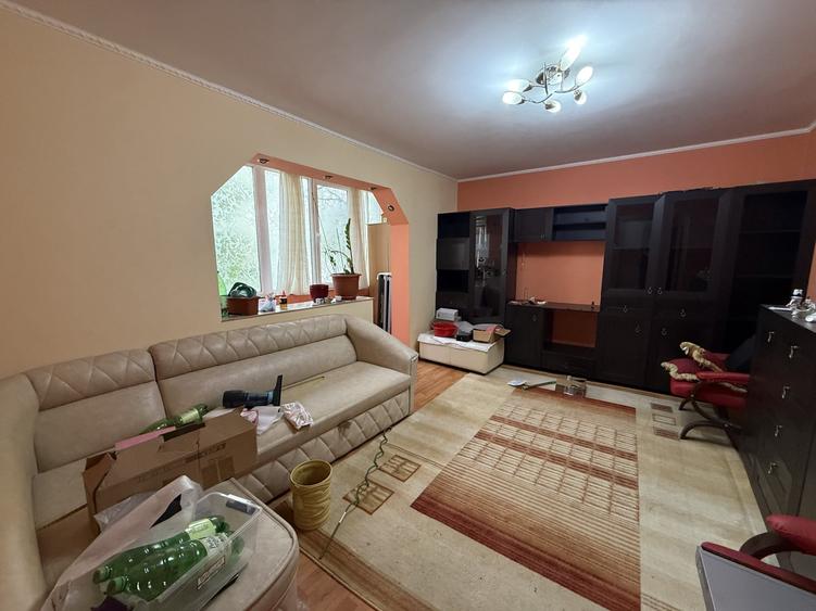 Apartament cu 3 camere decomandat, mobilat în Girocului